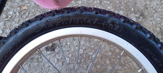 Bicicleta infantil naranja con ruedines