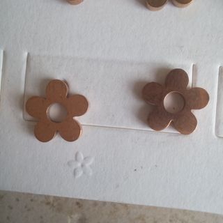 Orecchini acciaio a forma di fiore