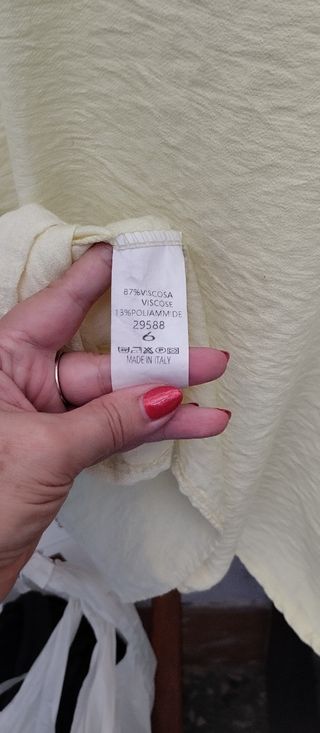 Blusa cuello pico viscosa amarilla talla única