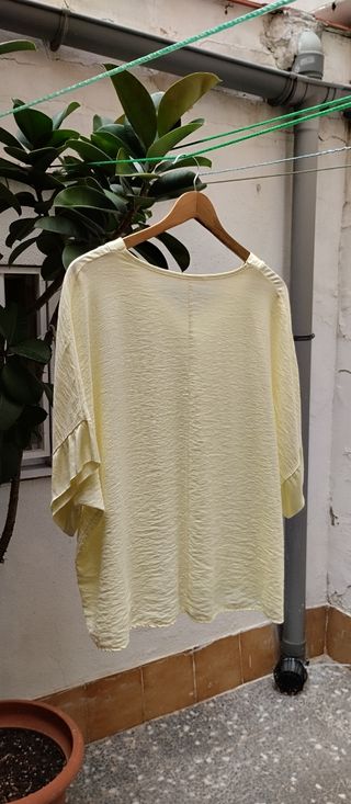 Blusa cuello pico viscosa amarilla talla única
