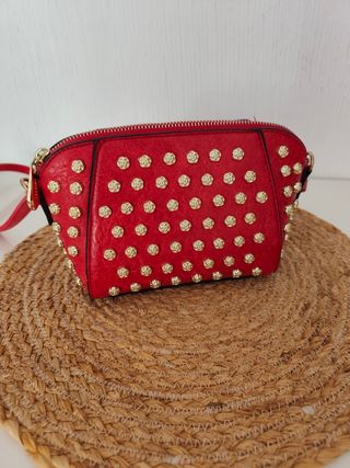 Bolso rojo con apliques dorados