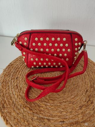 Bolso rojo con apliques dorados