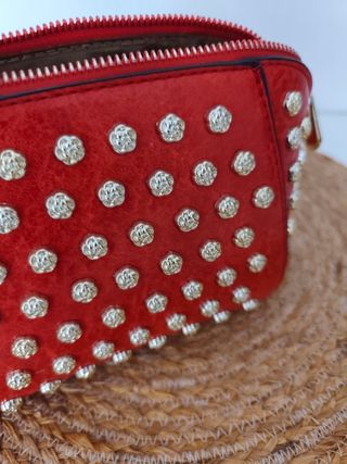 Bolso rojo con apliques dorados