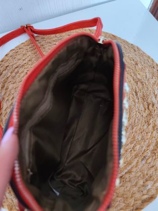 Bolso rojo con apliques dorados