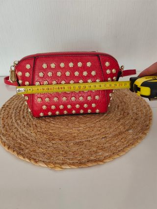 Bolso rojo con apliques dorados