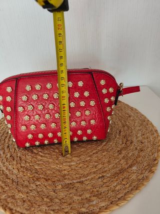 Bolso rojo con apliques dorados
