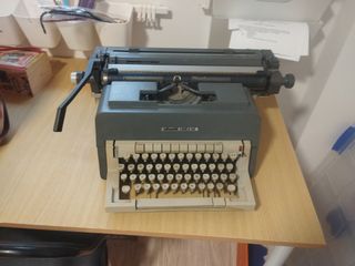 Máquina de escribir Olivetti Línea 98