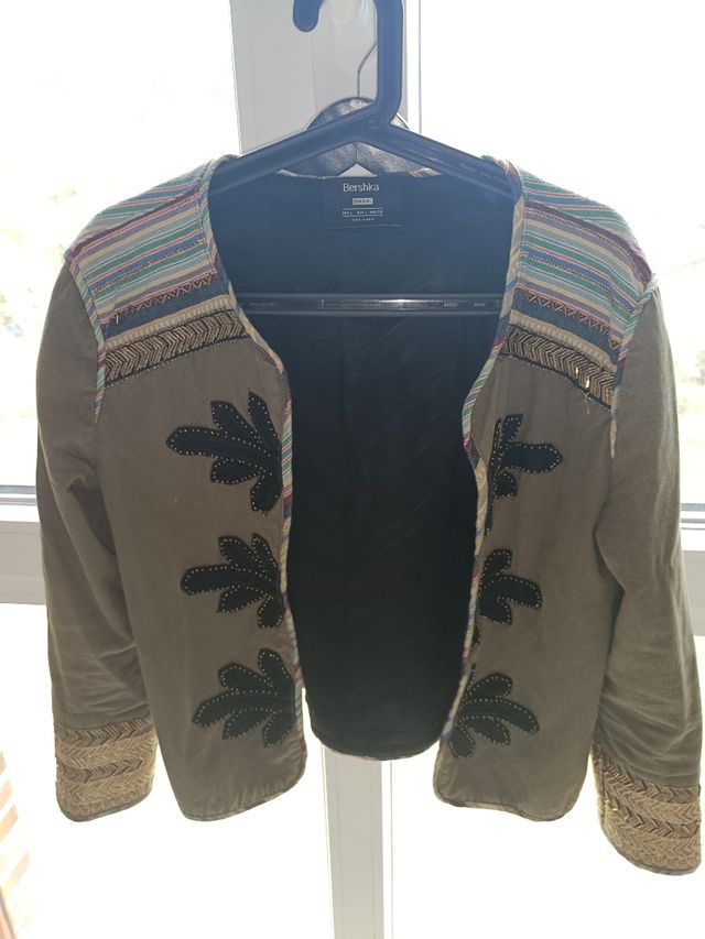Chaqueta torera Bershka bordada verde