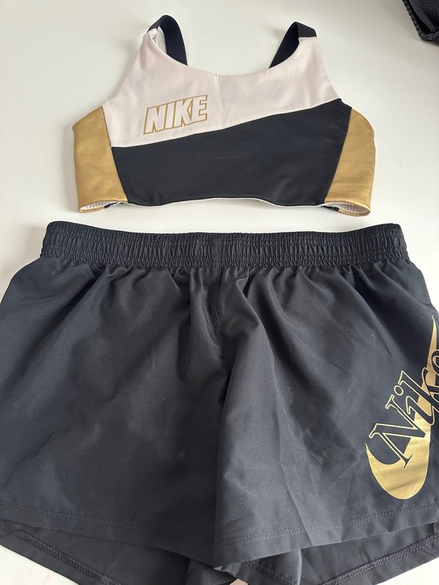 Conjunto deportivo Nike top y shorts negro/dorado