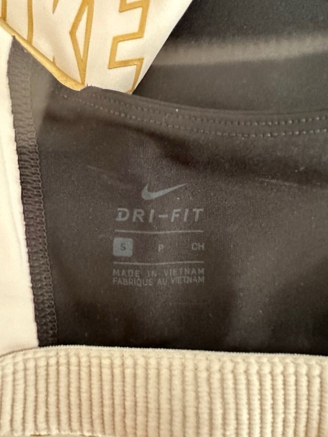 Conjunto deportivo Nike top y shorts negro/dorado