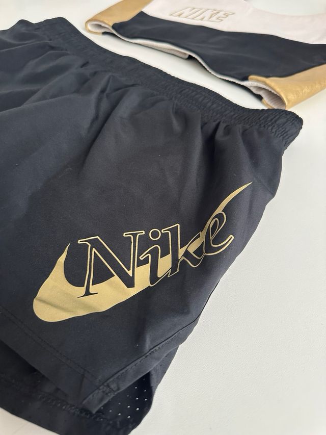 Conjunto deportivo Nike top y shorts negro/dorado