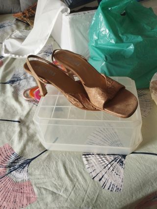 Sandalias Beige y Doradas