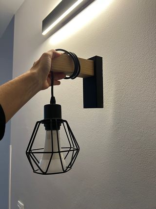 Aplique de pared madera y metal negro