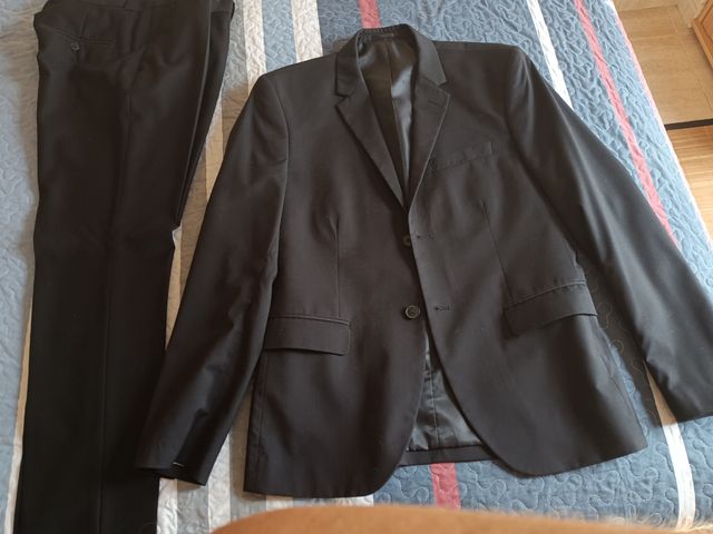 Traje de hombre talla 48 negro. Usado dos veces.