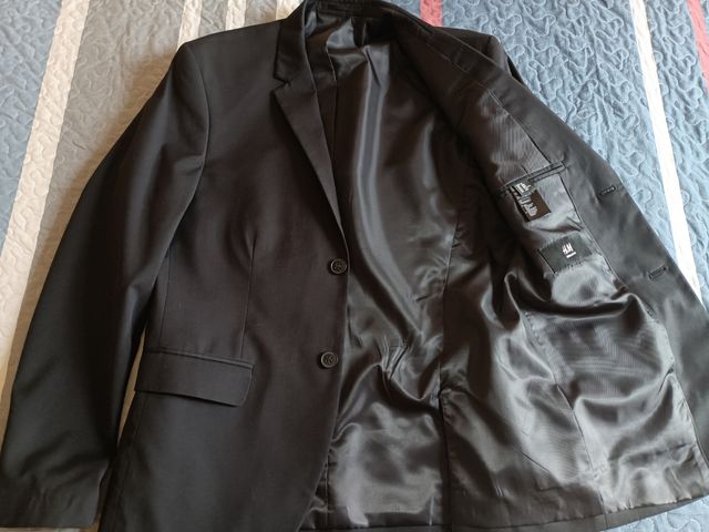 Traje de hombre talla 48 negro. Usado dos veces.