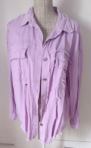 Chaqueta vaquera lila desgastada