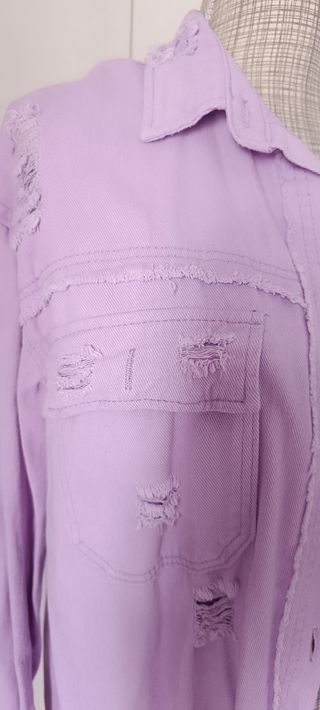 Chaqueta vaquera lila desgastada