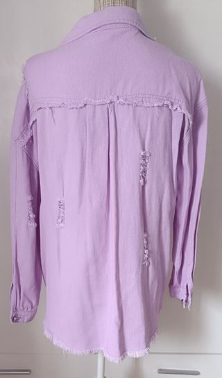 Chaqueta vaquera lila desgastada