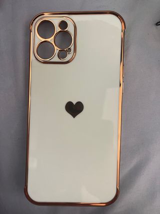 Funda iPhone 12 Pro Max con borde dorado y corazón