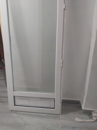 Puerta de cristal con rejillas