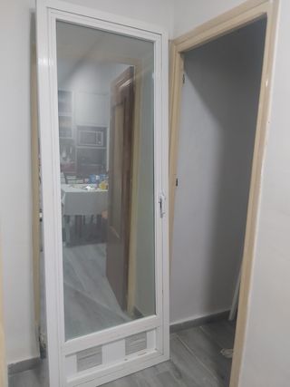 Puerta de cristal con rejillas