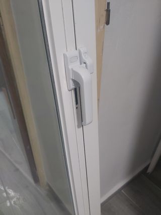 Puerta de cristal con rejillas