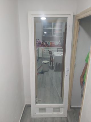 Puerta de cristal con rejillas