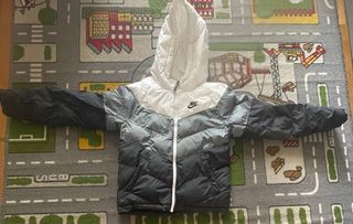 Cazadora Puffer Nike Just Do It Gris y Blanca