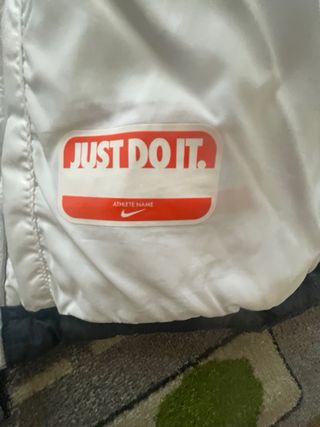 Cazadora Puffer Nike Just Do It Gris y Blanca