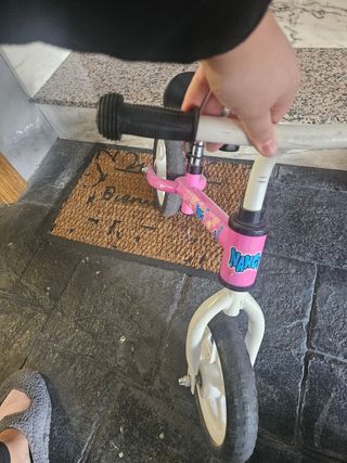 Bici de aprendizaje rosa y moto de regalo