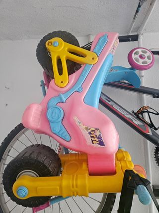 Bici de aprendizaje rosa y moto de regalo