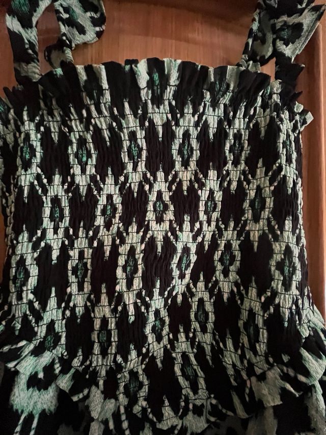 Vestido estampado nido de abeja y volantes