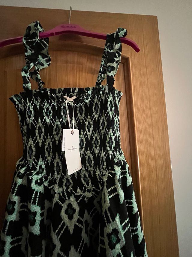 Vestido estampado nido de abeja y volantes