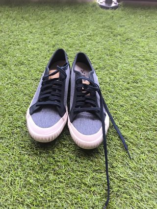 Zapatillas deportivas azules y blancas