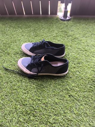 Zapatillas deportivas azules y blancas