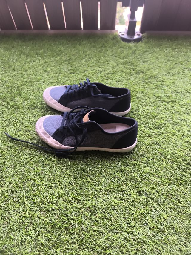 Zapatillas deportivas azules y blancas