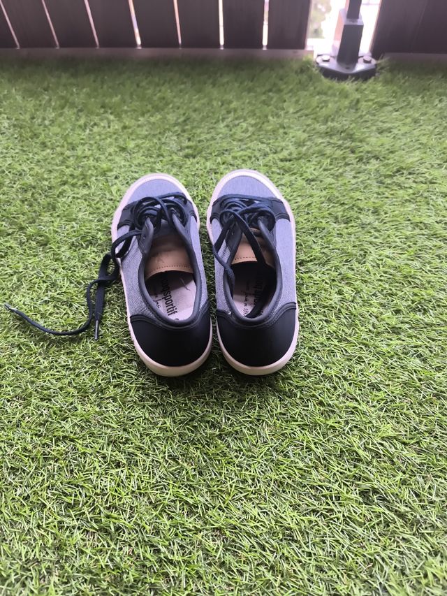 Zapatillas deportivas azules y blancas