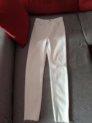 Pantalones vaqueros blancos.