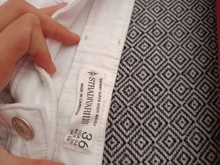 Pantalones vaqueros blancos.