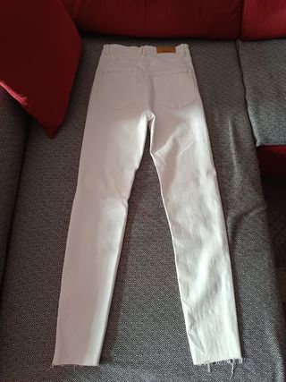 Pantalones vaqueros blancos.