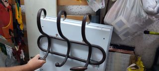 Perchero antiguo de metal y madera