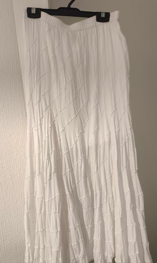 Falda larga blanca estilo hippy