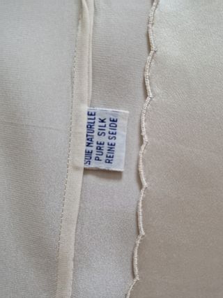 Bata de seda beige con encaje