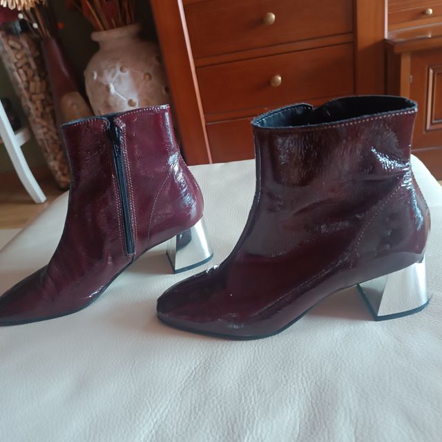 Botines rojos y plateados