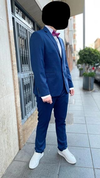 Traje azul con pajarita morada