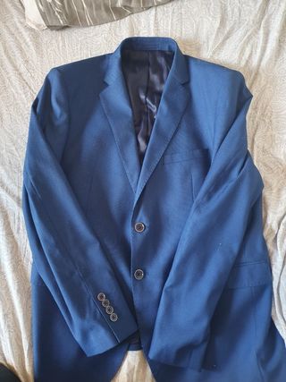 Traje azul con pajarita morada