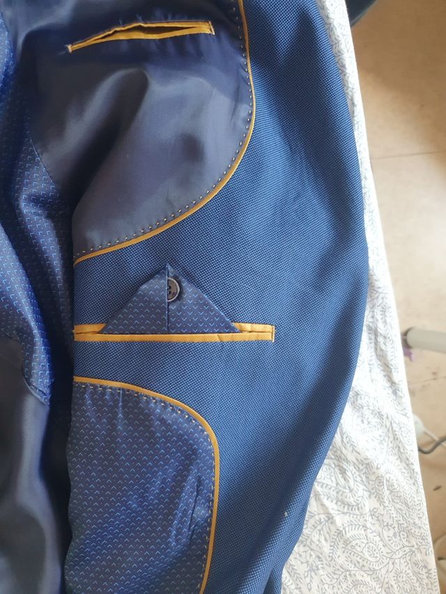 Traje azul con pajarita morada