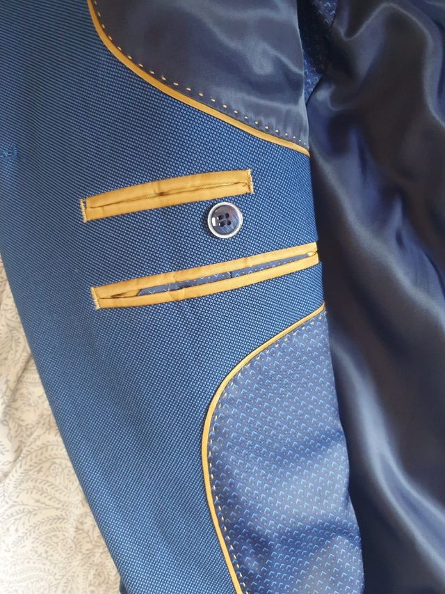 Traje azul con pajarita morada