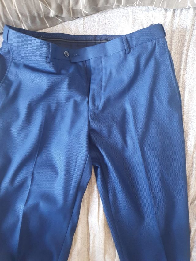 Traje azul con pajarita morada