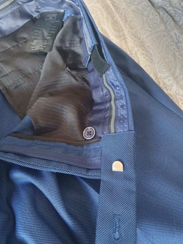 Traje azul con pajarita morada